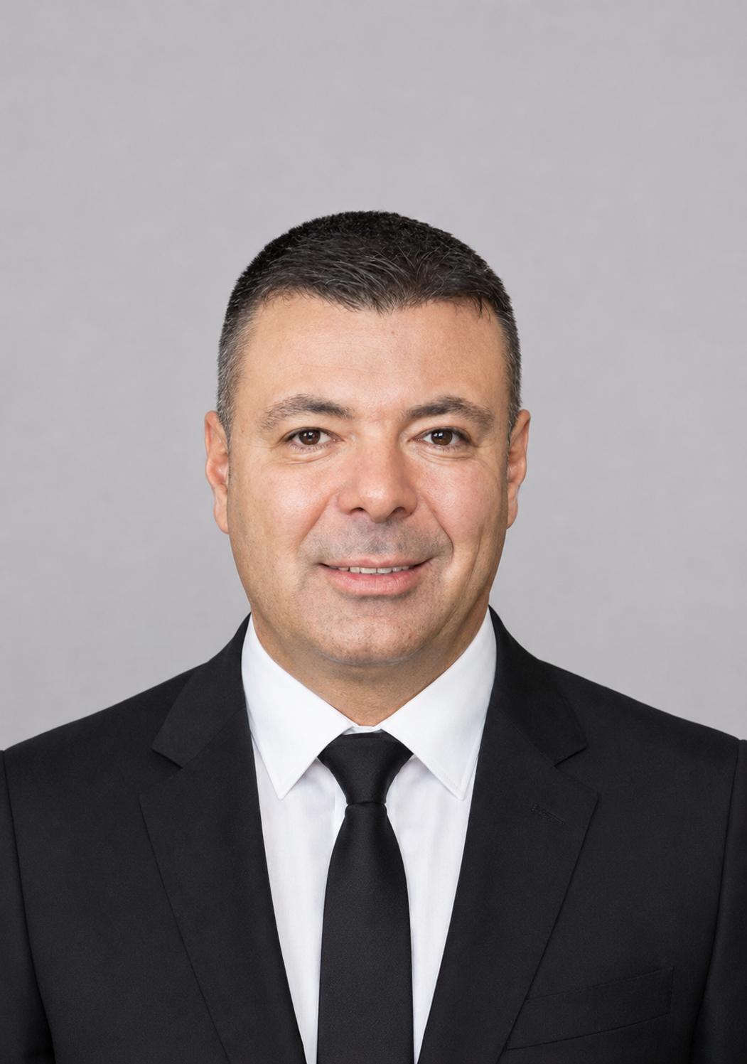 ÖZGÜR BAYRAKTAR