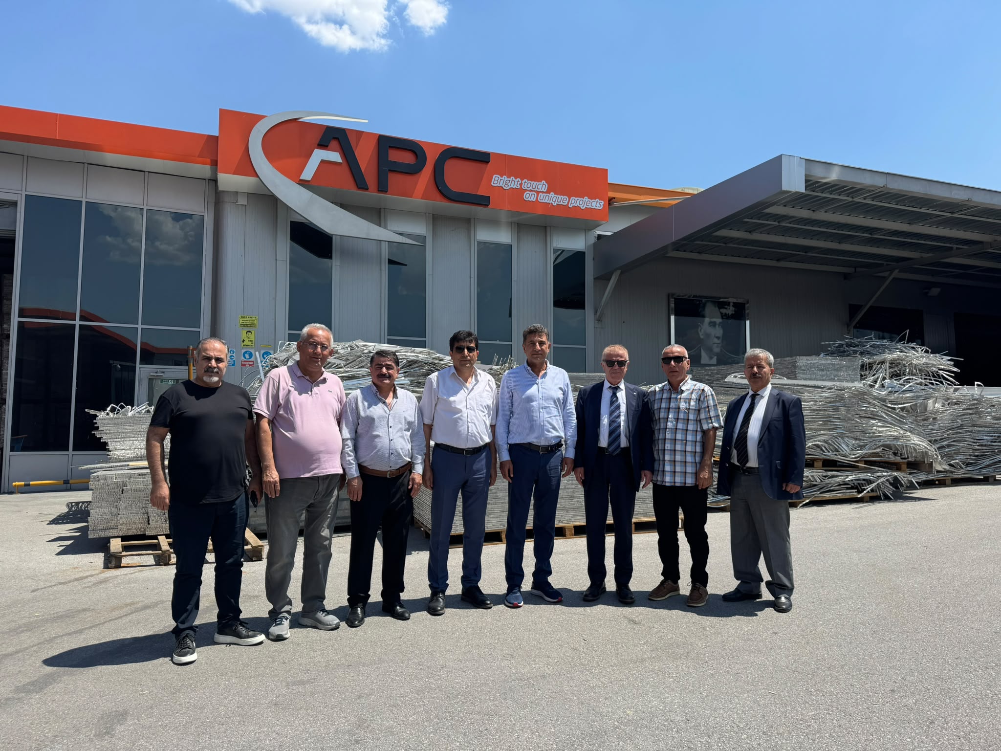 LEVENT AKÇAKOCA, KIRŞEHİRLİ HEMŞEHRİLERİYLE APC FABRİKASI’NDA BULUŞTU